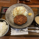 豚料理専門店 トンジスカン 豚都 - 大判メンチカツ定食¥1.100