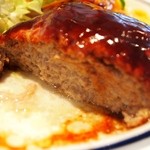 カリー軒 - ハンバーグは割ると中から肉汁が溢れて出てくる