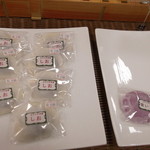 Omochi No Mamaya - しお餅と、紫いも餅。前にいたお客さんが、次々買っていきます(@_@)私の分、残しておいてほしいわあ(>_<)