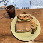 ムームー サンドウィッチワークス - スモークサーモンのサンドイッチ＆アイスコーヒー