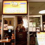 CHAO-THAI - お店の前は、サンプルケースや各種メニューが置いてあり、かなり賑やかです。