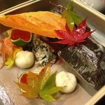 桜田 - ⑦二段目はとんぶり、百合根の茶巾（大徳寺納豆入り）、こんにゃくとほうれん草と舞茸の白和え、イクラ、玉子と魚のすり身のカステラ