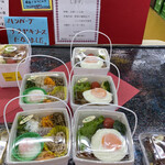 四季菜 - 1コインバケツ型弁当
唐揚げ、ビビンバ、ハンバーグ