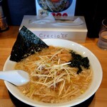 椿ラーメンショップ - 背油入り豚骨醤油味