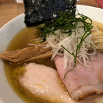 人力俥 - 黄金に輝くスープに2種類のチャーシュー、白髪ネギ、大葉、ほうれん草のおひたし、海苔が絶妙！