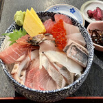 市場食堂 - 特選海鮮丼(限定7食)。魚がいっぱいで嬉しい！