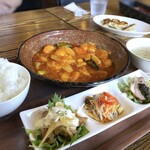 アジアンキッチン 餃子のハナハナ - 糸島野菜の海老チリランチ(950円）