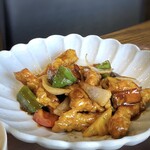 アジアンキッチン 餃子のハナハナ - ＊メインの酢豚は照りがいいこと。大きめにカットして揚げた豚肉や糸島野菜がタップリ。 適度な酸味と甘みを感じる「餡」のお味も好みだそう。