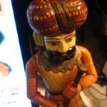 インド料理 ムンバイ - 看板横の人形♪
            