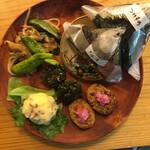 マガタニア - ヴィーガンランチプレートの例[金・土のみ]（おむすび2ケ、みそ汁、ドリンク付）