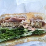 三瀬バーガー - 断面。レタスも豊富ながら、スライスリンゴの食感も良し。