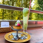 アナザープレイスカフェ  - 昭和のプリンとシャインマスカットのフローズンフロート