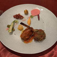 ブルガズ アダ - スプリングラムチョップと和牛挽肉のキョフテ：ソースは、ビーツ（バンジャール）とヨーグルトをブレンドしたパンジャールソース。グラニテは、手前から、オクラ（下にピクルス）、・ペコロス（小玉ねぎ）のパプリカソース煮 、にんじんとヨーグルトのサラダ 、ポテト、赤キャベツのピクルス仕立て