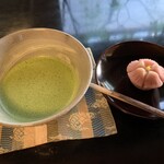 鶴屋吉信 - 紅花と抹茶です。（2021年7月）