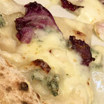 Pizzeria CROCCHIO - ゴルゴンゾーラ(青カビチーズ)が熱せられた香り、ラディッキオの苦味、蜂蜜の甘味のハーモニー
