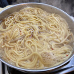 牛もつ鍋 川端 - 弱火でじっくりスープを含ませるのだ