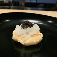 京 静華 - 1. 【小さな一皿】
                    ★ 擦り下ろした蓮根の揚げケーキ、剣先烏賊、キャビア