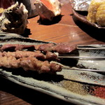 和酒 まん月や - 朝引き鶏、せせりヒップ焼き￥580（肝付き）