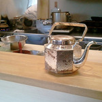 さ行 - 錫でできた急須からお茶を注ぎます。粋ですね。