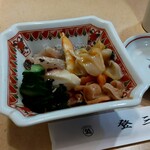 Tomi zushi - 酢の物。貝が潤沢でお手ごろ