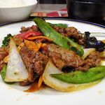 四川厨房 随苑 - 牛肉の黒胡椒定食750円（ランチは、鶏唐揚げ４個、炒飯ほかは食べ放題）