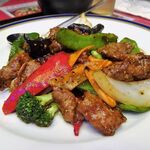 四川厨房 随苑 - 牛肉の黒胡椒定食750円（ランチは、鶏唐揚げ４個、炒飯ほかは食べ放題）