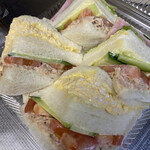 ケーワン - ツナサンドBOX
      玉子サンドとハムサンドも入って豪快です