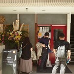 豚らーめん ミドリカワ - 開店1時間前には4人の並びがあった。
            すぐあとには、一気に6人並びが増えた。