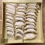 姪浜　門際飯荘 - 【もんぎわ生餃子 1,130円/30個入】ありゃ！片寄っちゃってる〜(^^;