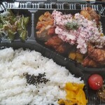 きらく - テイクアウトのチキン南蛮とおばんざいのお弁当。