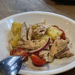 ピッツェリア イル・タンブレッロ - 自家製ツナの食感と食味は最高！キタアカリと赤玉ねぎ、トマト色々な食感が楽しい。赤ワインビネガーとオリーブオイルと言うシンプルな味つけだが　ケッパーの風味も良くかなり美味しい。白ワインが欲しい！