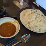 Shabuyou - 兄ぃの１杯目の食前飯は、ワカメご飯と白飯の合い盛りとカレーって……
                        これはサラダ用のデカ皿じゃないか〜い!!
                        これって、普通の一人前より多くね??(^^)