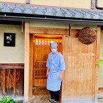 京天神 野口 - ◎お弟子さんの濱田さんが笑顔でお出迎え。