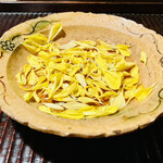 京天神 野口 - ◎土佐酢を敷いた菊の花の器が出される。