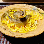 京天神 野口 - ☆子持ち鮎（琵琶湖）の塩焼き、菊の花の上で泳いでいるかのように盛り付けられている。