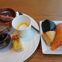 MIDO RESTAURANT PIC NIKA - パンかわい～♪むっちりした食感でやさしい甘さのパンで味もおいしかった。デザートはこの5種類