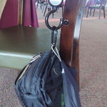 芥屋ゴルフ倶楽部 レストラン - 全ての椅子に一寸した心遣い