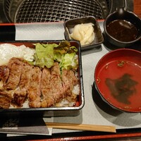肉匠 牛虎 西中島店 - リブロース肉重  990円(税込)