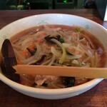 横浜ラーメン - ご主人の鍋振りの音が聞こえなくなり、しばらくすると、そうだなぁ6~7分待ったかなぁ、「はい、お待ち…」と登場しました。いつもの「サンマーメン」(¥650-税込)です。篤(とく)とご覧ください。