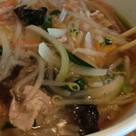 横浜ラーメン - トロンとしたとろみの中にシャキシャキ野菜が沢山入ってます。玉葱も人参も韮も、もやしの形と同じように切り揃えてあります。歯応えと口触りが良いのです。