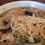 横浜ラーメン - 麺はこんな感じです。中細縮れ麺ですから、トロンとした野菜スープが良ーく絡むので美味しくいただけます。