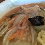 横浜ラーメン - 艶々と輝く、トロンとした野菜スープは、カラダに優しいヘルシースープです。