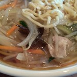 横浜ラーメン - 豚肉、野菜、木耳といった具材の旨味が渾然一体となったこのスープは、醤油ベースなのでスッキリ美味しさが魅力です。