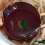 横浜ラーメン - 醤油ベースのこのスープは、こんな風に透き通ってます。