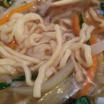 横浜ラーメン - 麺を啜(すす)ると旨味がお口いっぱいに広がります。