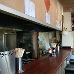 横浜ラーメン - わたしの席から右側のカウンター席を望む。