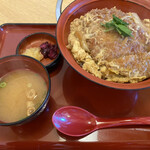 Shinshuu Soba Shinanoji - カツ丼はみそ汁と漬物が付いていました