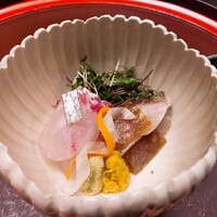 赤坂 菊乃井 - 
                      ⚫【向付】「明石天然鯛　さごしの焼霜　あしらい一式」