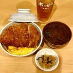 とんかつ 丸七 - 焼きカツ丼(上)味噌汁と漬物付き