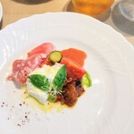 La Brianza - ブッラータチーズカプレーゼガスパチョソース静岡県産アメーラトマト和歌山県産茄子カポナータイベリコサラミ。とろ〜りミルキーブッラータと甘いトマトや茄子カポナータ、いろいろ組み合わせて幸せな美味しさ☆